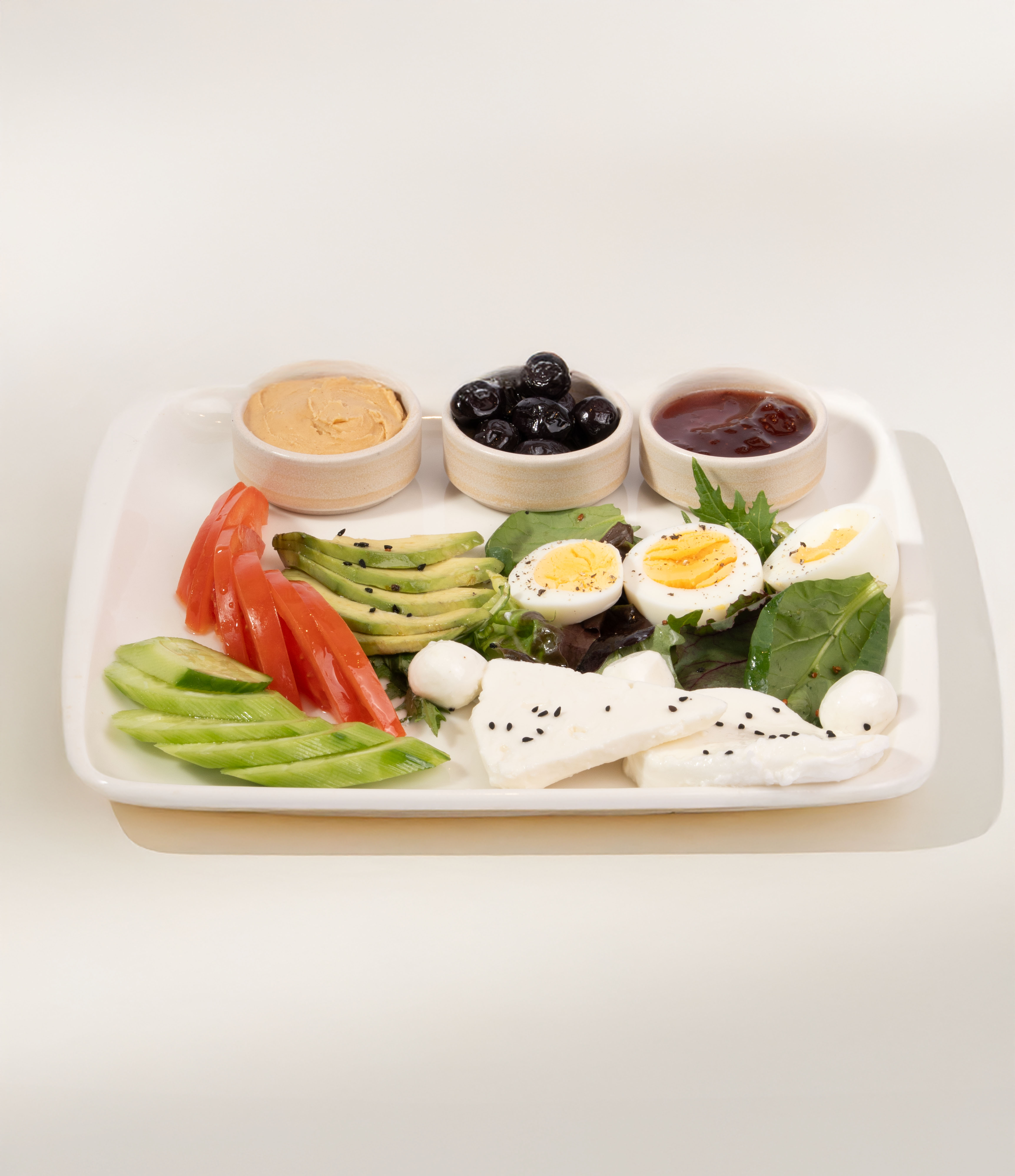 Haşlanmış yumurtalı kahvaltı tabağı
